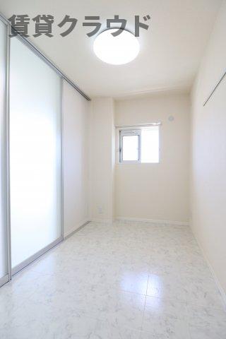 その他部屋・スペース　落ち着いた色調の寝室です