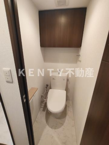トイレ　落ち着いた色調のトイレです