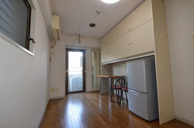 居室・リビング　エアコン付きで快適に過ごせます♪