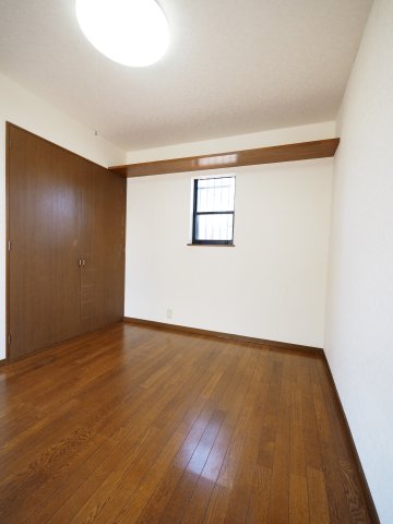 居室・リビング　対面２面採光で換気良好の居室