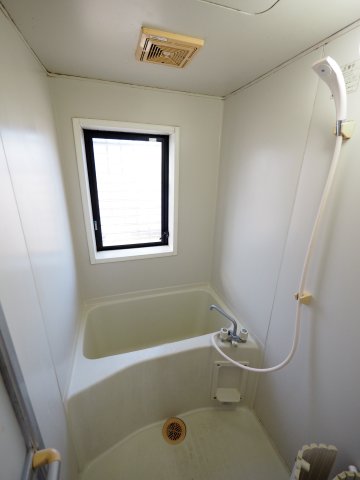バス・シャワールーム　窓付きで換気良好のバスルーム
