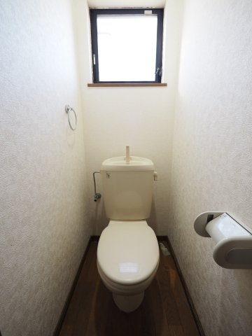 トイレ　トイレにも窓がついています♪