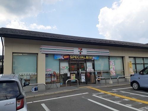 コンビニ　セブンイレブン京都岩倉忠在地町（コンビニ）まで400m