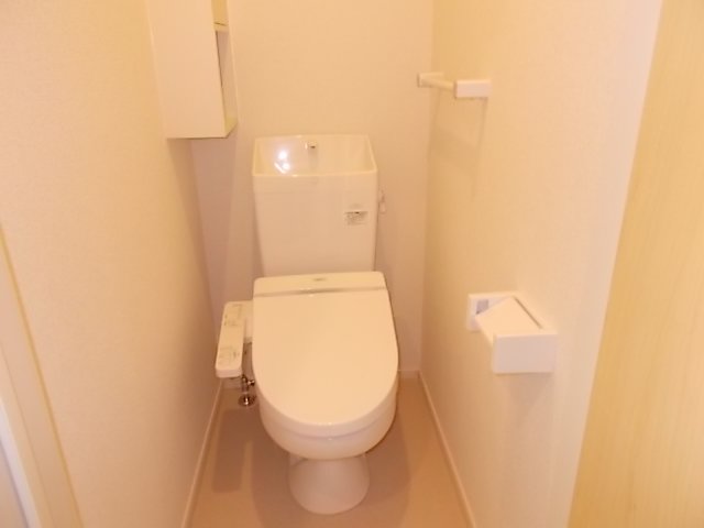 トイレ　落ち着いた色調のトイレです