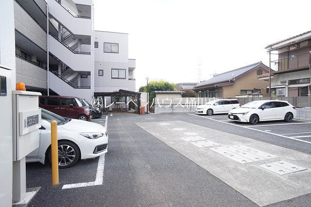 駐車場　レーベンハウス桶川店へ　048-787-5511