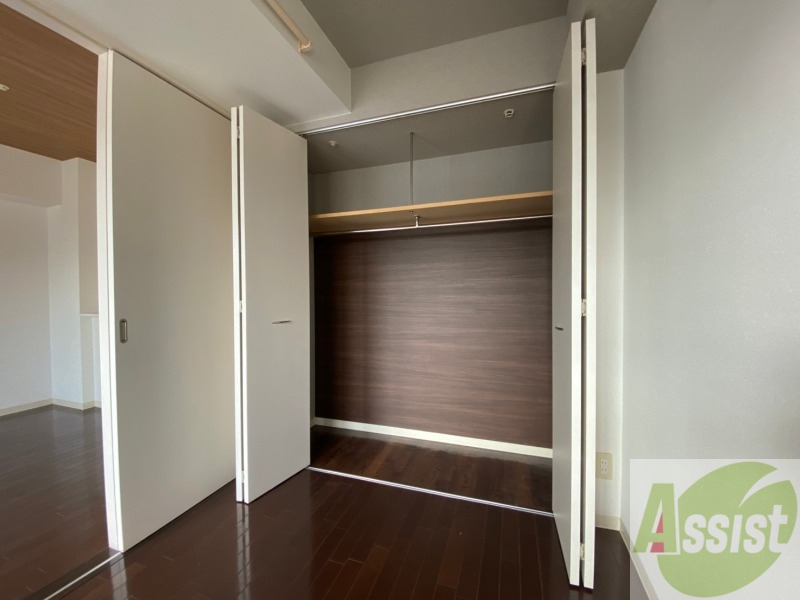 収納　こちらの収納にはハンガーをかけて服もしまえますね。