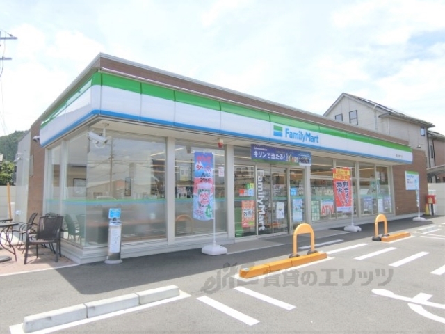 コンビニ　ファミリーマート東近江能登川店（コンビニ）まで300m