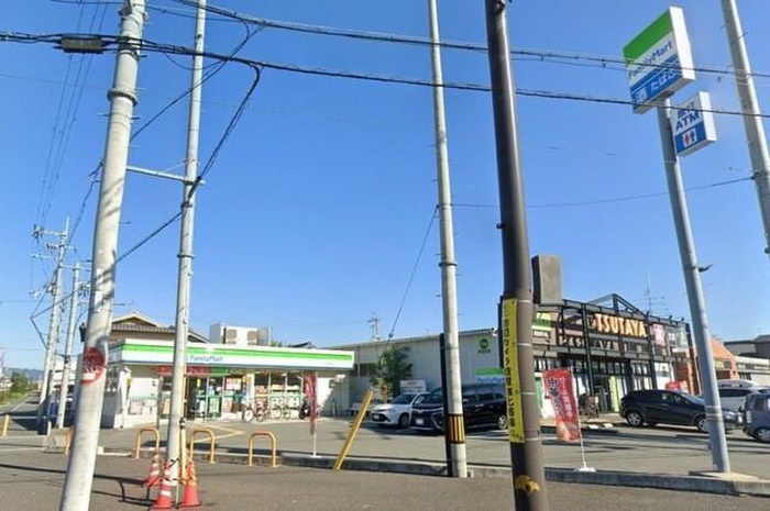 コンビニ　ファミリーマート（コンビニ）まで400m