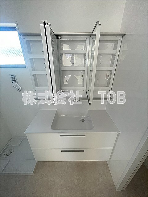 洗面設備　2F　3面鏡シャンプードレッサー