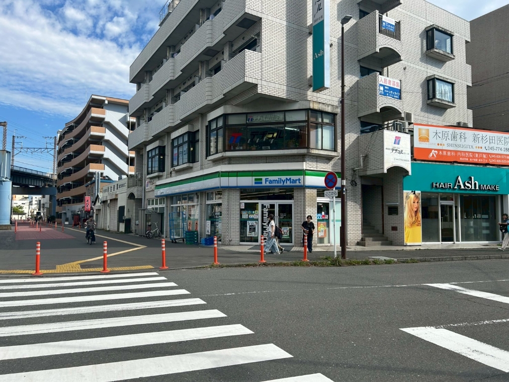 コンビニ　ファミリーマート 小浦新杉田店（コンビニ）まで240m