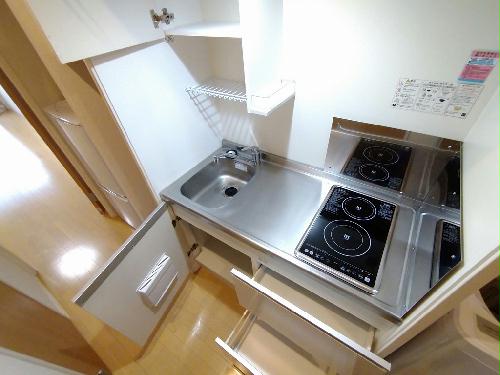 キッチン　シンク広く、収納も多数あります♪