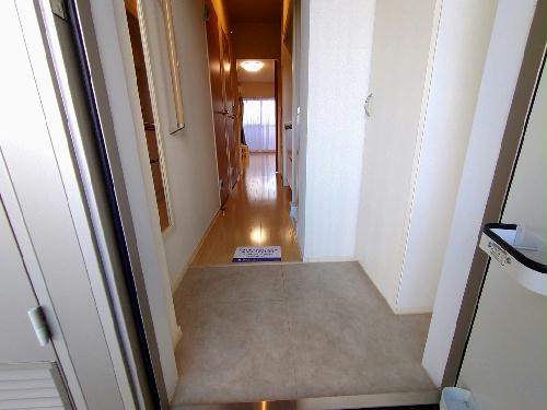 玄関　玄関スペースに姿見設置。お出かけ前に♪