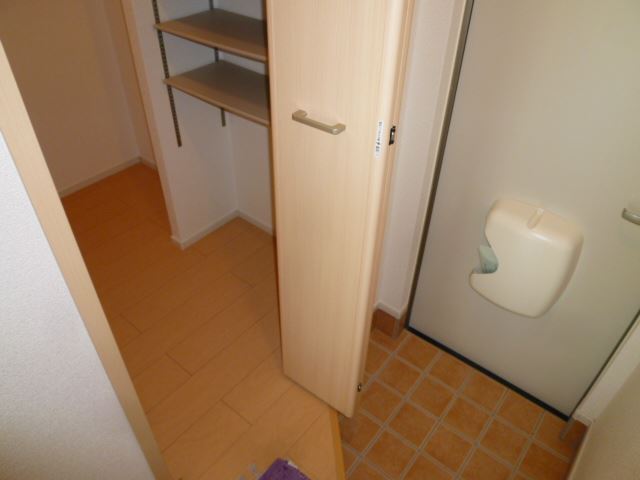 玄関　１０３号室の参考写真です。