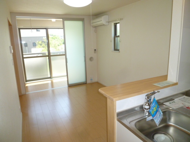 居室・リビング　１０３号室の参考写真です。