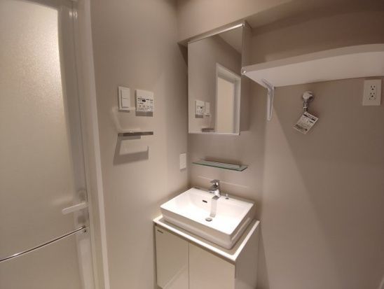 洗面設備　■タンクレス温水洗浄便座■収納付き■独立洗面台