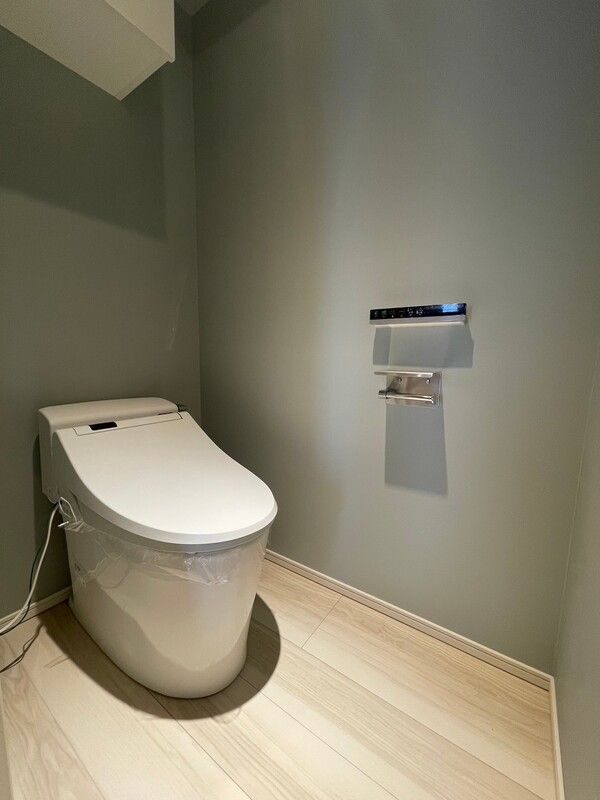 トイレ　■タンクレス温水洗浄便座■収納付き