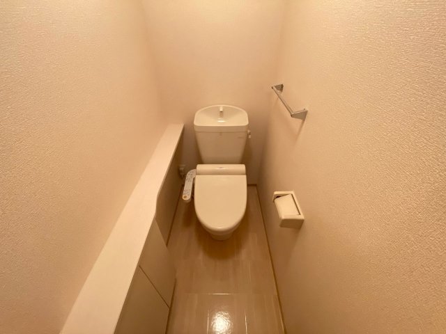 トイレ　温水洗浄便座付きで便利です♪