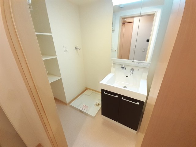 洗面設備　洗面所内に室内洗濯機置場がついてます！