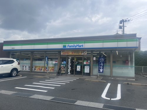 コンビニ　ファミリーマート 八幡田町店（コンビニ）まで586m
