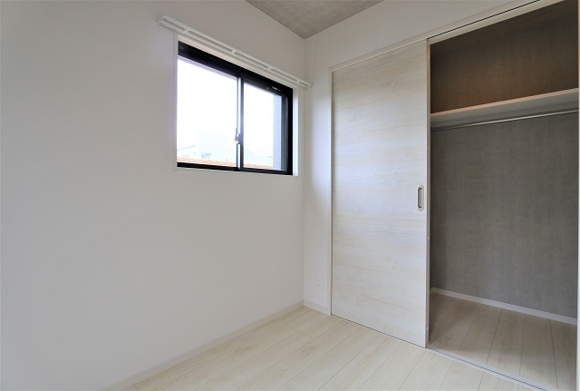 収納　長い服も掛けれますね