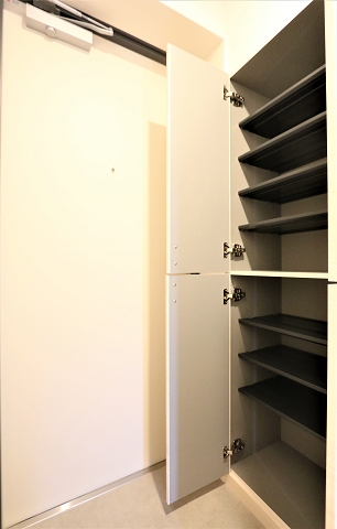 その他　天井まであるシューズボックス