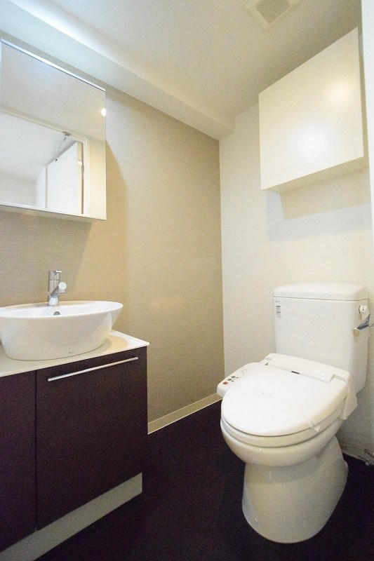 トイレ　同物件別タイプの室内写真です