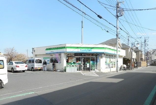 コンビニ　ファミリーマート（コンビニ）まで200m