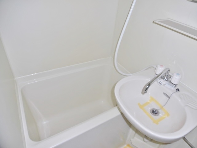 バス・シャワールーム　同建物の別号室のお写真です。