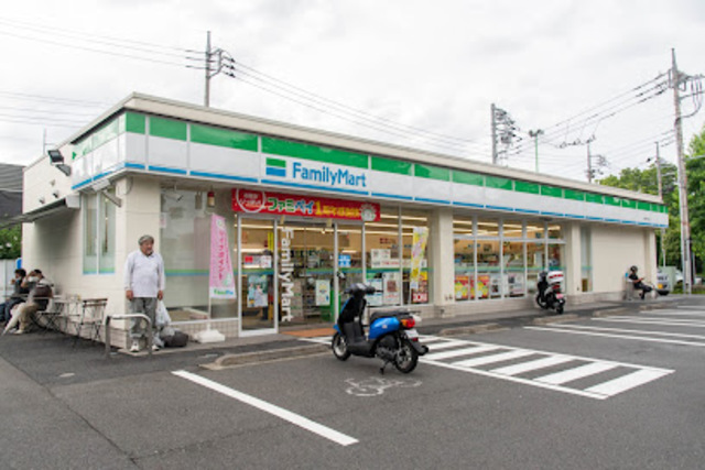 コンビニ　ファミリーマート多摩唐木田店（コンビニ）まで428m