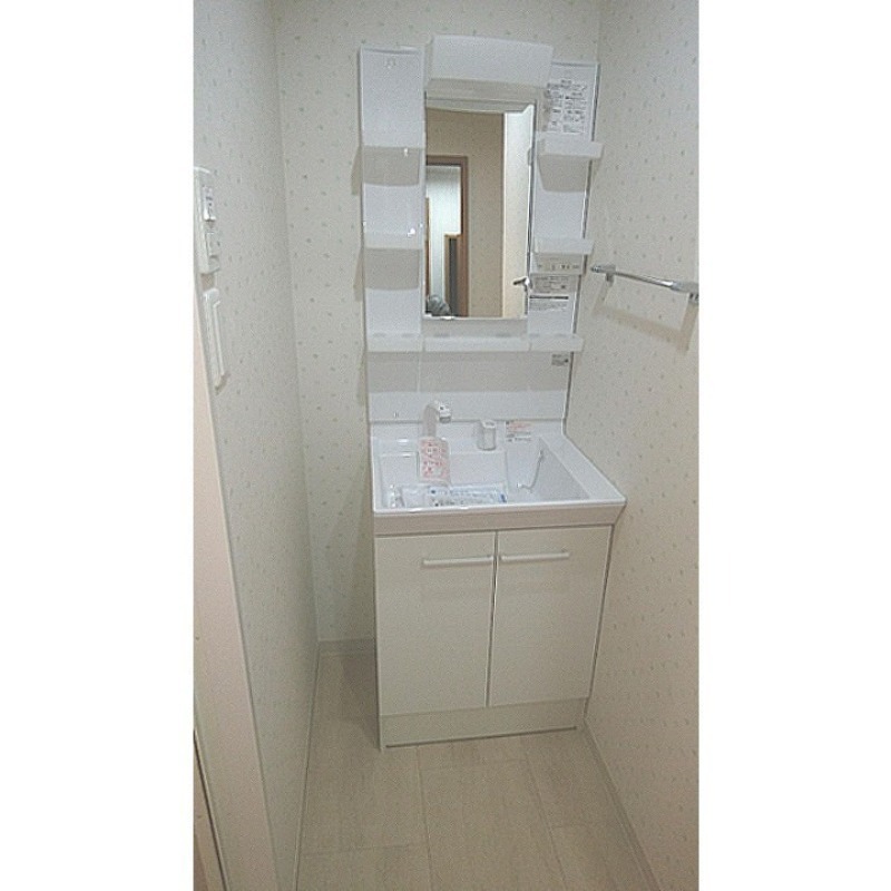 洗面設備　朝の支度はこちらでどうぞ。