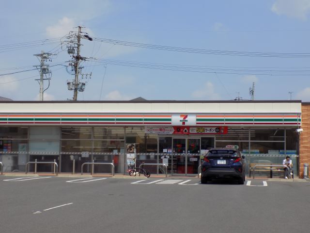 コンビニ　セブンイレブン（コンビニ）まで390m