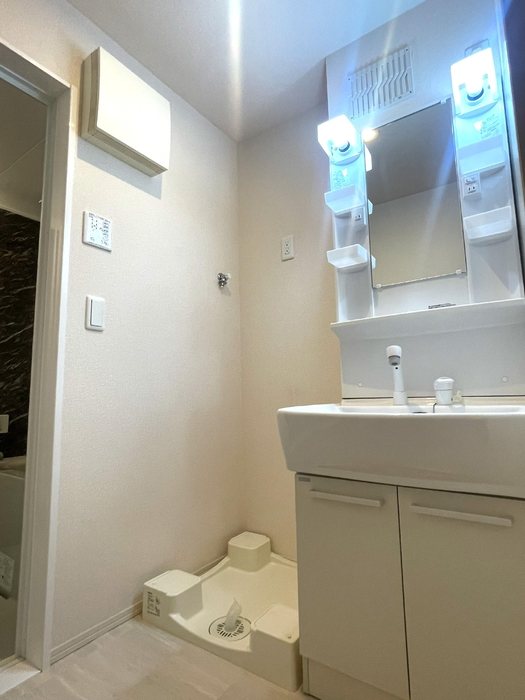 洗面設備　身支度に便利な独立洗面化粧台