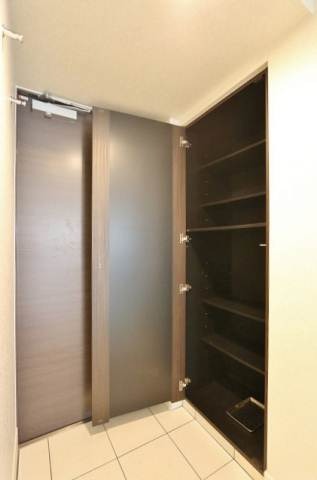 玄関　スニーカーからブーツまでたくさんの靴が収納できます