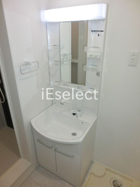 洗面設備　忙しい朝に活躍する独立洗面台です