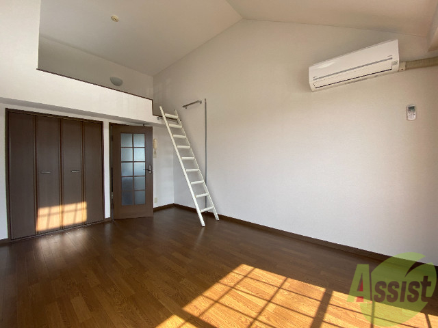 その他部屋・スペース　お部屋を別方向から。階段がオシャレですね。