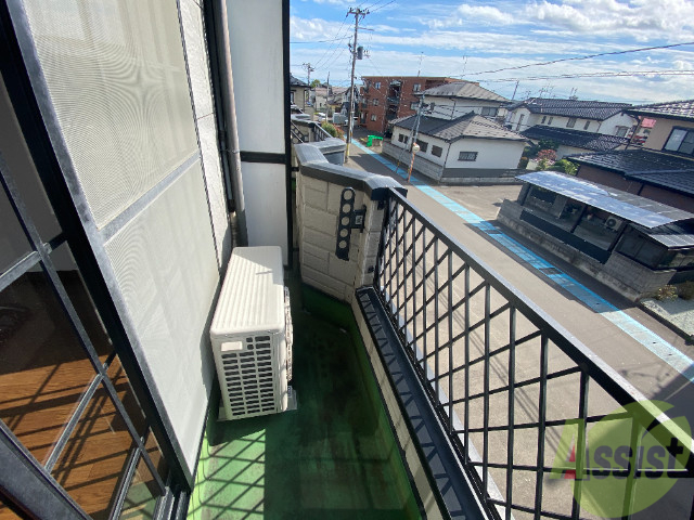 バルコニー　バルコニーは洗濯物を干すには十分な広さがありますね。