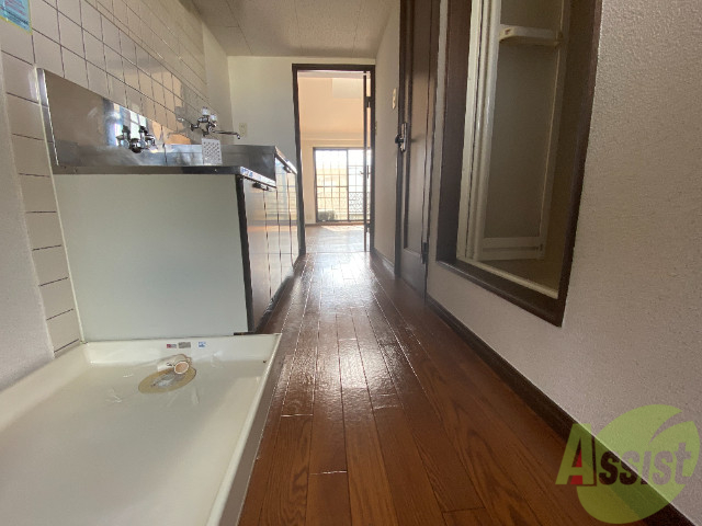 玄関　玄関からの様子です。白と木目の色合いが癒されます。