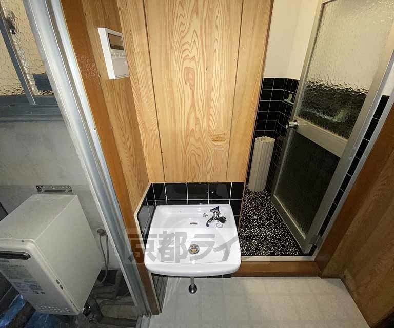 洗面設備　お手入れがしやすい洗面台です。