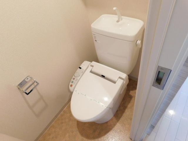 トイレ　トイレには快適な温水洗浄便座付