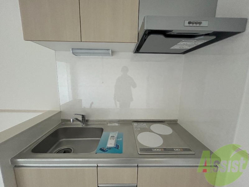 キッチン　２口のＩＨコンロが備え付きのシステムキッチンです。