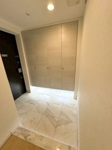 玄関　写真は同タイプ住居です。