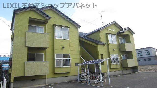 建物外観　黄色の外観が目立ちます☆