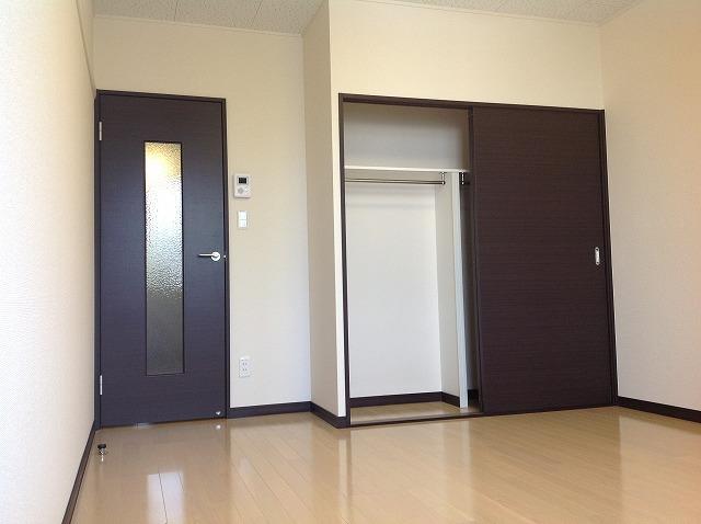 居室・リビング　1階フローリング、2階カーペット