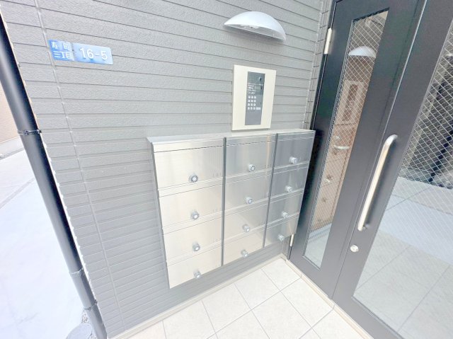 ロビー　ロビーにある各部屋毎のメールボックス。