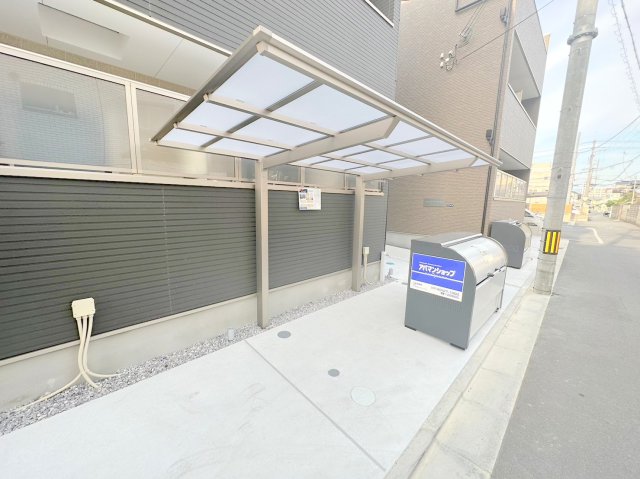 駐車場　敷地内にある駐輪場。雨の日にはうれしい屋根つきです。