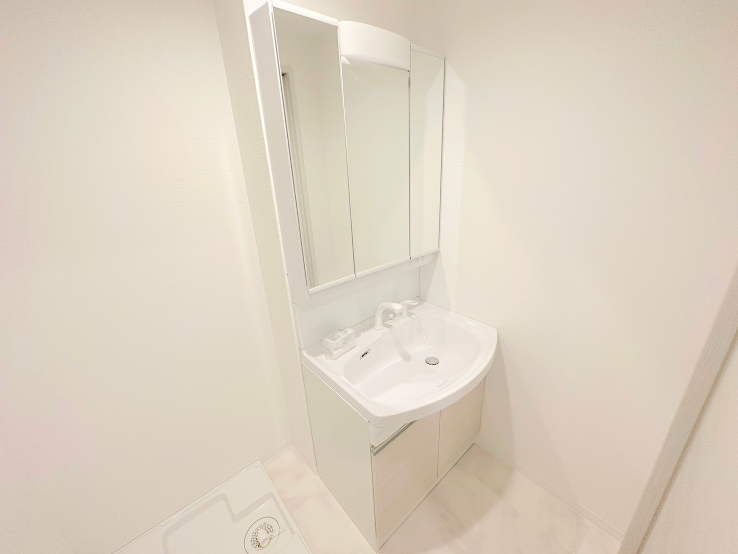 洗面設備　人気の独立洗面所にはうれしいシャンプードレッサーが付いてます