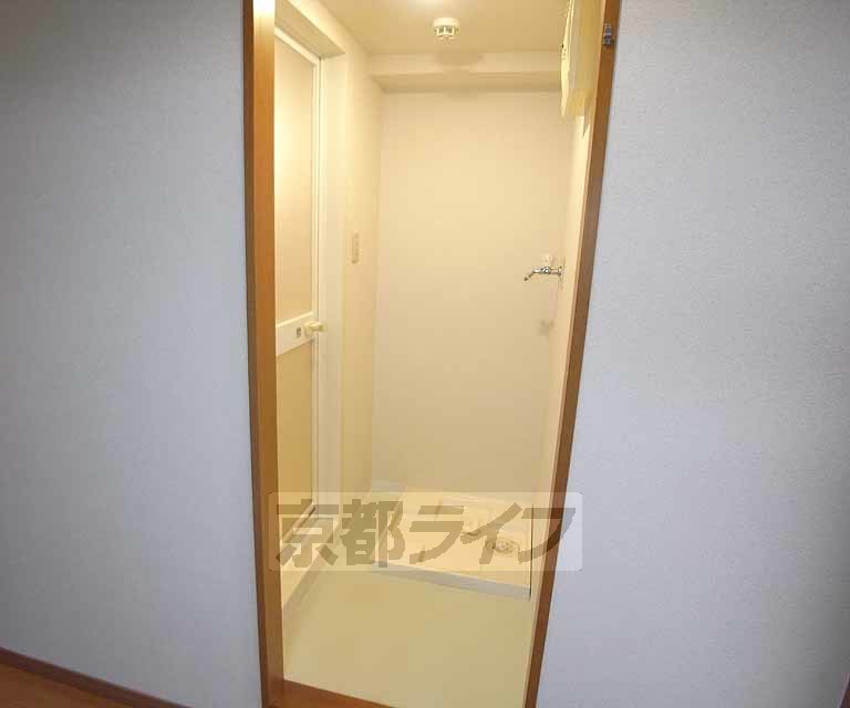 その他設備　脱衣スペースに洗濯機置場です。