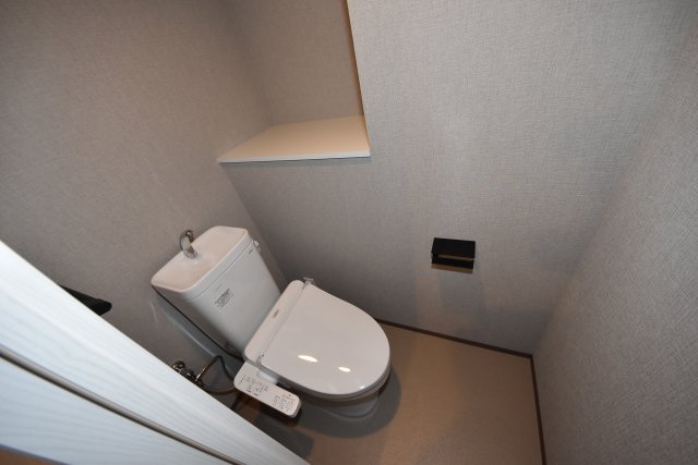 トイレ　落ち着いた色調のトイレです