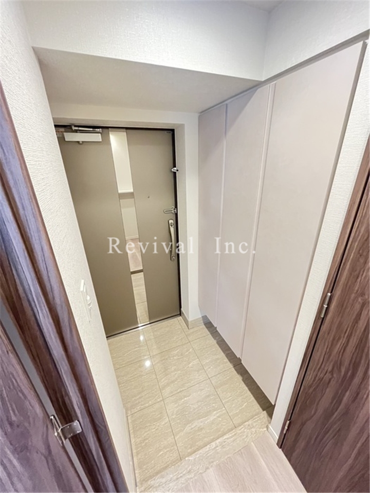 玄関　スッキリとした玄関でございます