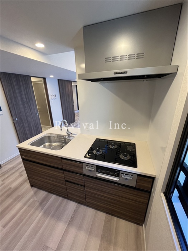 キッチン　3口ガスコンロのカウンターキッチンでございます